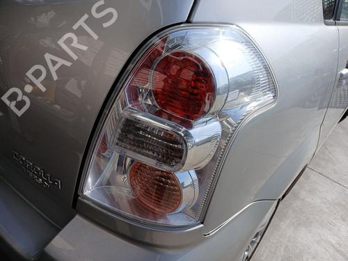 Højre baglygte TOYOTA COROLLA Verso (ZER_, ZZE12_, R1_) 1.8 (ZNR11_, ZNR11R) (129 hp) 27930590