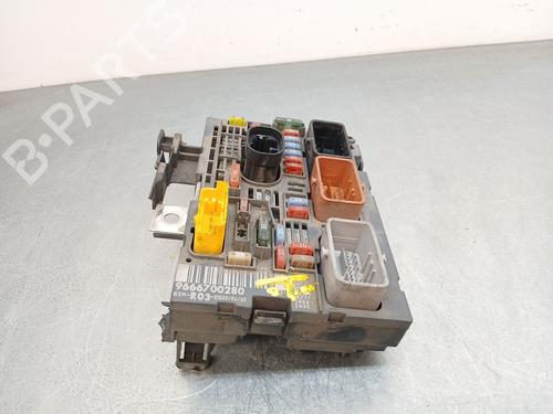 Used Fuse box Fuse box 38912118 38912118