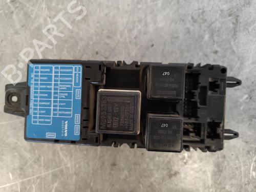 Used Fuse box VOLVO S40 I (644) 1.9 TD (90 hp) 13417981
