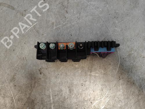 Sikringsdåse AUDI A4 B5 Avant (8D5) 2.5 TDI (150 hp) 31156043