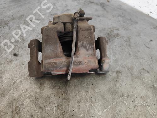 Venstre bremsekaliber foran MERCEDES-BENZ E-CLASS (W210) E 240 (210.061) (170 hp) 26680294