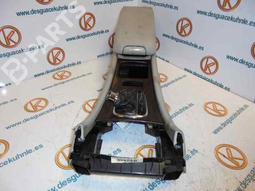 Used Armrest / Center console MERCEDES-BENZ C-CLASS (W203) C 200 CDI (203.004) (116 hp) 7154256