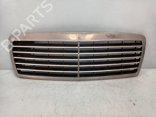 Used Grille MERCEDES-BENZ E-CLASS (W210) E 320 (210.055) (220 hp) 19677998
