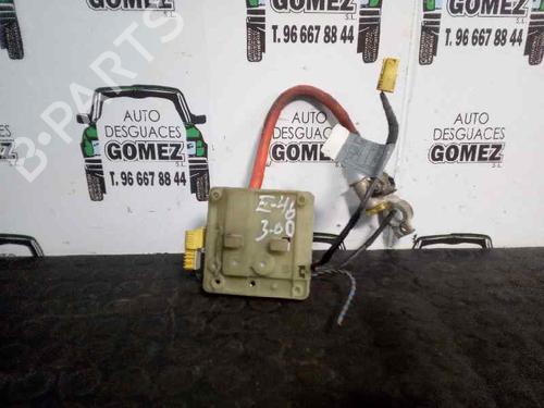 Used Fuse box BMW 3 Touring (E46) 320 d (136 hp) 12816830