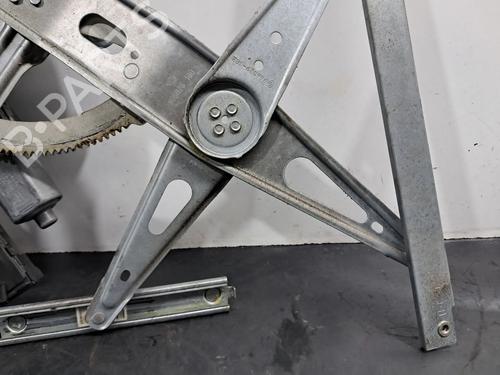 Alzavetro anteriore sinistro RENAULT MEGANE III Hatchback (BZ0/1_, B3_) 1.5 dCi (BZ09, BZ0D, BZ1W, BZ29, BZ14) | BP30805914C22