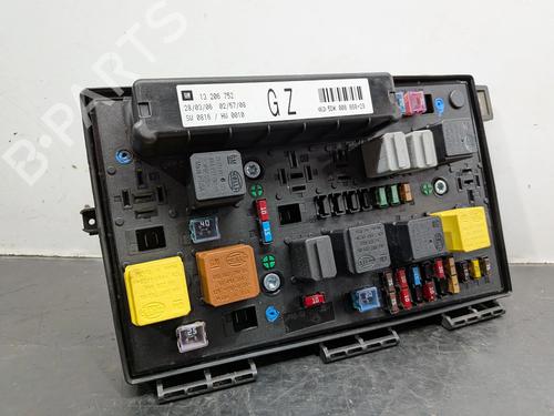 Sikringsdåse OPEL ASTRA H Estate (A04) 1.4 (L35) (90 hp) 31115878