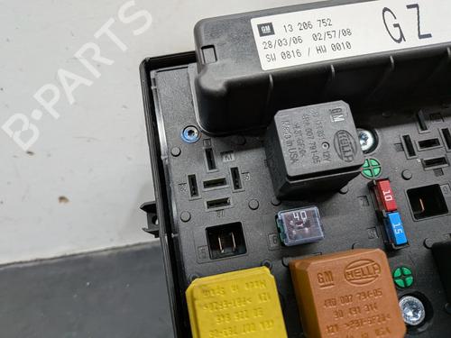 Fuse box OPEL ASTRA H Estate (A04) 1.4 (L35) | BP31115878E1 