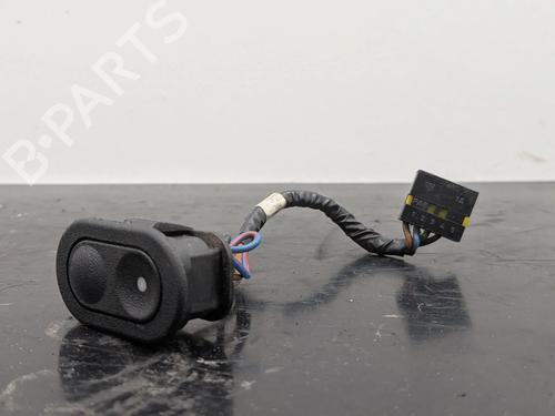 Used Right front window switch Right front window switch OPEL CORSA B (S93) 1.2 i (F08, F68, M68) (45 hp) 34449532 34449532