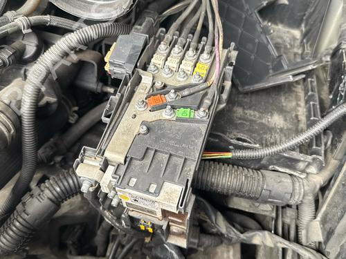 Used Fuse box Fuse box 37672852 37672852