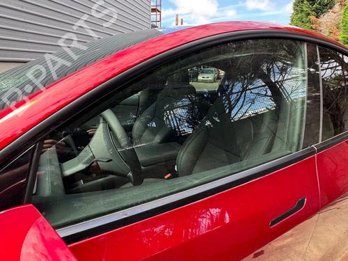 front-left-door-window-tesla-model-y-2025-39890957 main image