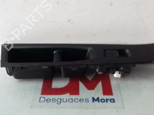 Used Right front window switch TOYOTA YARIS (_P13_) 1.5 Hybrid (NHP130_, NHP130) (101 hp) 16955114