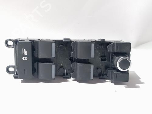 Used Left front window switch Left front window switch LAND ROVER RANGE ROVER VELAR (L560) 3.0 D300 SDV6 4x4 (300 hp) 40105120 40105120