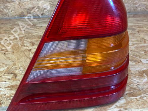 Højre baglygte MERCEDES-BENZ C-CLASS (W202) C 220 CDI (202.133) (125 hp) 33115209