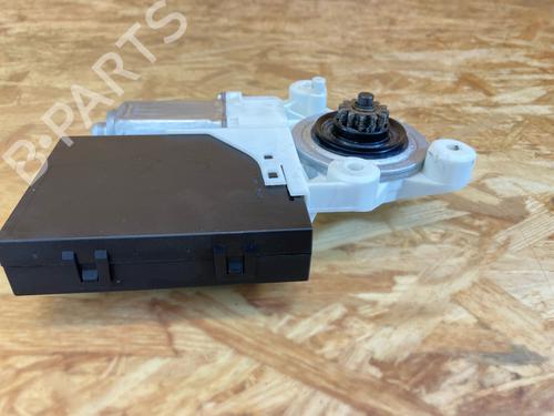 Rudehejsemotor forskærm højre Rudehejsemotor forskærm højre VOLVO V50 (545) 1.8 (125 hp) 33556281 33556281