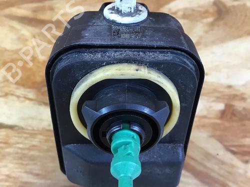 Motor de regulación de faros VOLVO V70 II (285) D5 (163 hp) 31282149