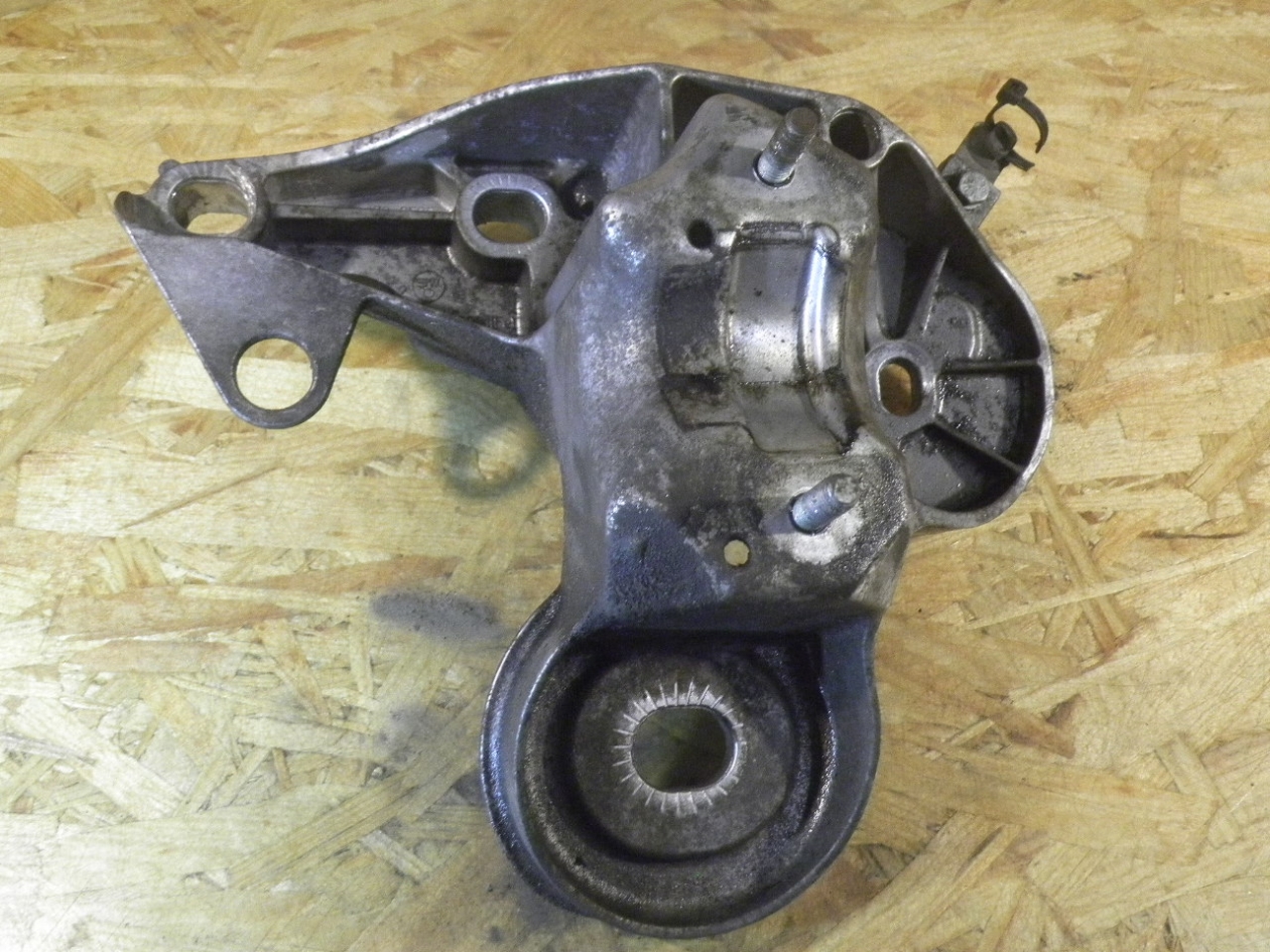 Engine mount AUDI A6 Avant (4F5, C6) 3.0 TDI quattro AUDI 4F0199352E