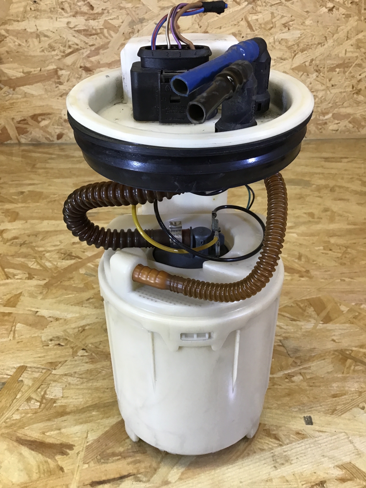 Fuel pump VW GOLF IV (1J1) 1.4 16V 8785096 | B-Parts 超人気モデルオリエントスターRK-AU0306L