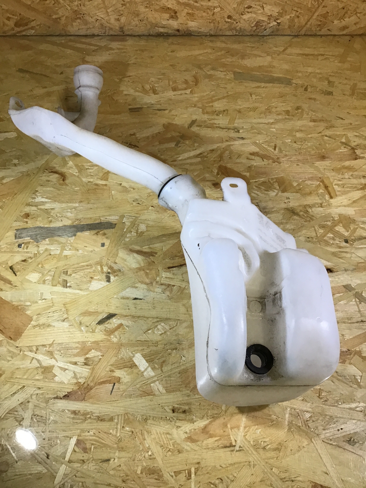 Windscreen washer tank PEUGEOT 207 SW (WK_) 1.6 HDi 6790142 BParts