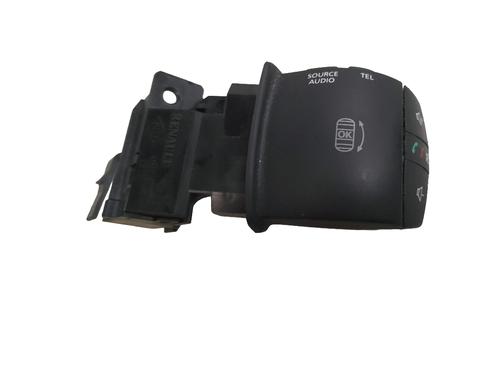 switch-renault-megane-iii-hatchback-bz01_-b3_-2008-34548738 main image