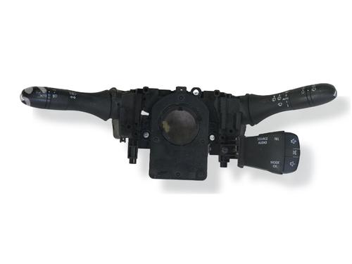switch-renault-megane-iv-hatchback-b9amn_-2015-34465890 main image