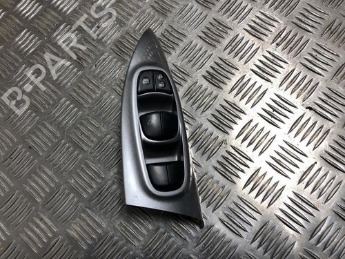 Interrupteur de vitre avant gauche NISSAN JUKE (F15) 1.5 dCi (110 hp) 31197812