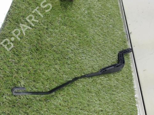 Used Front windshield wiper arm CITROËN SAXO (S0, S1) 1.4 VTS (75 hp) 13264780