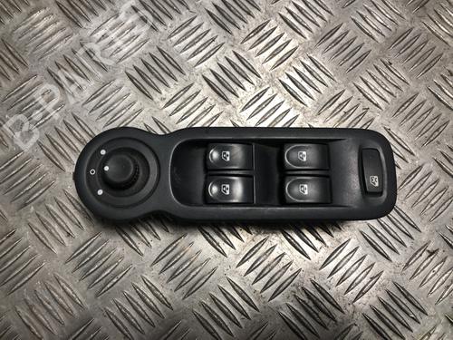 Mando elevalunas delantero izquierdo Mando elevalunas delantero izquierdo RENAULT MODUS / GRAND MODUS (F/JP0_) 1.5 dCi (FP0F, JP0F) (86 hp) 33984372 33984372