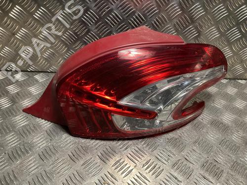 Højre baglygte PEUGEOT 208 I (CA_, CC_) 1.0 VTi (68 hp) 31672883