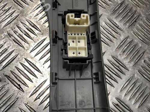 Right front window switch TOYOTA YARIS (_P9_) 1.4 D-4D (NLP90_, NLP90R) | BP31201764I26