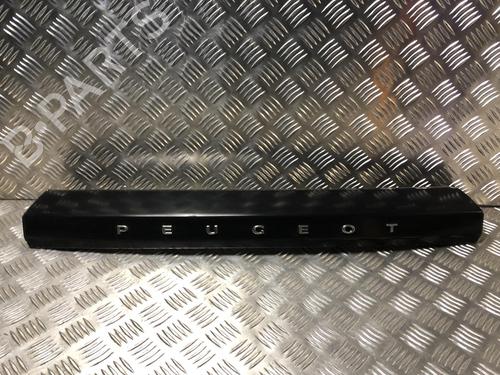 Used Tailgate trim PEUGEOT 2008 II (UD_, US_, UY_, UJ_, UR_, UC_) 1.5 BlueHDI 100 (102 hp) 23457166