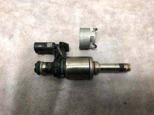 Used Injector VW POLO V (6R1, 6C1) 1.2 TSI 16V (90 hp) 25799798