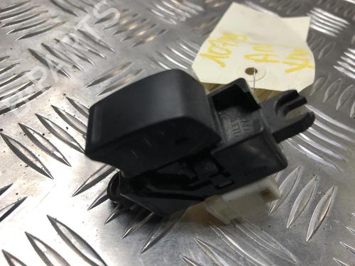 Højre bagtil elrude kontakt NISSAN X-TRAIL I (T30) 2.2 Di 4x4 (114 hp) 31198032