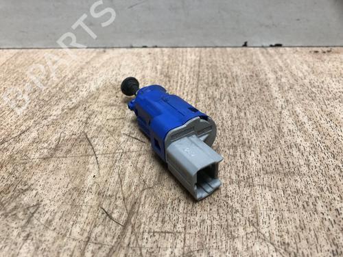 Used Switch RENAULT TWINGO II (CN0_) 1.2 16V (CN0K, CN0V, CN0A) (76 hp) 13221555