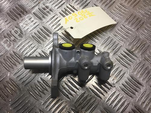 Used Brake master cylinder PEUGEOT 208 II (UB_, UP_, UW_, UJ_) 1.2 PureTech 100 (101 hp) 25306922