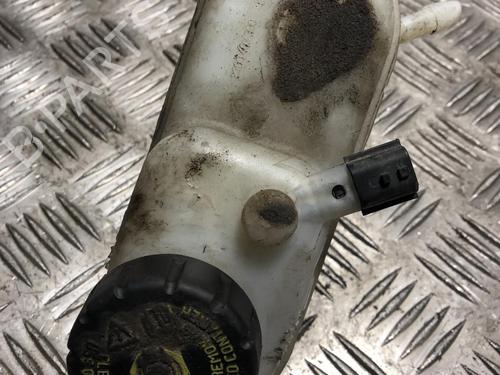 Used Brake fluid reservoir RENAULT TWINGO II (CN0_) 1.5 dCi (CN0U) (84 hp) 31021811