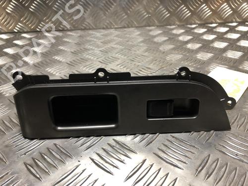 Used Right front window switch NISSAN X-TRAIL I (T30) 2.2 Di 4x4 (114 hp) 31198017