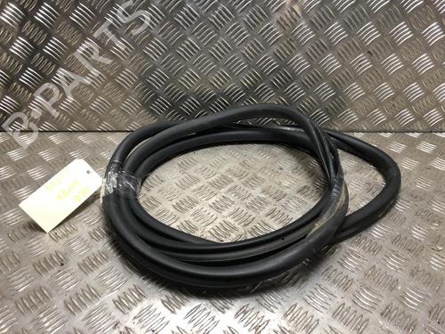 Used Rubber door seal Rubber door seal PEUGEOT 5008 II (MC_, MJ_, MR_, M4_) 2.0 BlueHDi 150 (MJAHXW, MJAHXH, MJAHXN, MJAHXV, MJAHXG) (150 hp) 31199243 31199243
