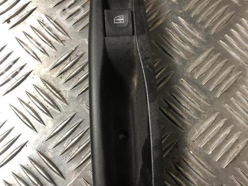 Venstre bagtil elrude kontakt RENAULT CAPTUR I (J5_, H5_) 1.5 dCi 90 (J5N4, J5M5, J5MW, J5M6, J5AL, J5AJ) (90 hp) 31199903