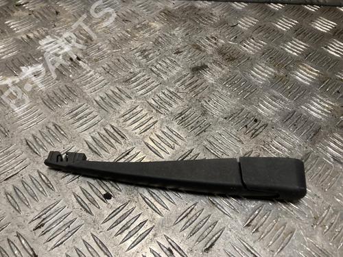 Used Rear windshield wiper arm Rear windshield wiper arm PEUGEOT 3008 II SUV (MC_, MR_, MJ_, M4_) 1.2 THP/ PureTech 130 (MRHNSM, MRHNSU, MRHNSJ, MRHNYW,... (131 hp) 36075072 36075072