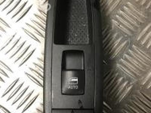 Interrupteur de vitre avant droite FIAT FREEMONT (345_) 2.0 JTD 4x4 (170 hp) 30755223