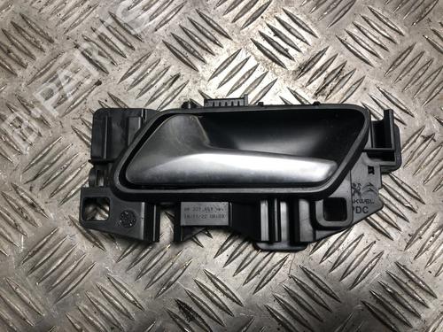 Maneta interior delantera izquierda Maneta interior delantera izquierda PEUGEOT 2008 II (UD_, US_, UY_, UJ_, UR_, UC_) 1.5 BlueHDI 130 (131 hp) 33706303 33706303