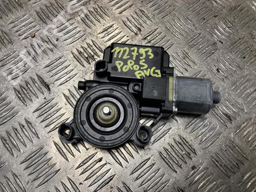 Rudehejsemotor forskærm venstre Rudehejsemotor forskærm venstre VW POLO V (6R1, 6C1) 1.6 TDI (90 hp) 33748321 33748321