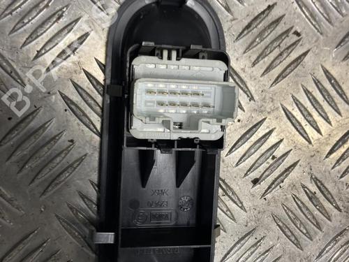 Interrupteur de vitre avant gauche RENAULT CLIO III (BR0/1, CR0/1) 1.5 dCi (BR0H, CR0H, CR1S, BR1S) (106 hp) 32284083