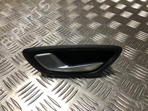 Venstre bagtil invendig håndtag Venstre bagtil invendig håndtag RENAULT MEGANE IV Hatchback (B9A/M/N_) 1.5 Blue dCi 115 (B9A6) (116 hp) 34415685 34415685