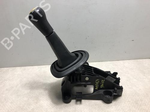 Used Gear lever TOYOTA YARIS (_P9_) 1.3 VVT-i (SCP90_, SCP90R) (87 hp) 20612783