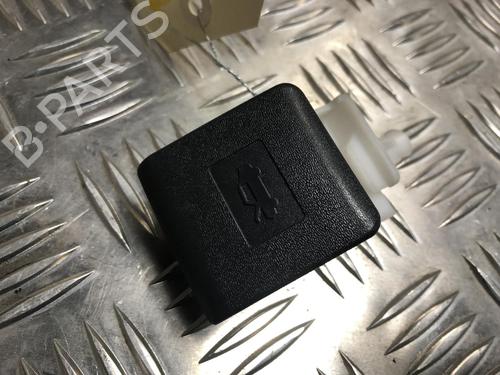 Poignée intérieure TOYOTA AVENSIS (_T25_) 2.0 D-4D (ADT250_, ADT250R) (126 hp) 24234727