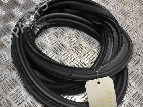 Gummiliste PEUGEOT 208 II (UB_, UP_, UW_, UJ_) 1.2 PureTech 75 (75 hp) 31245645