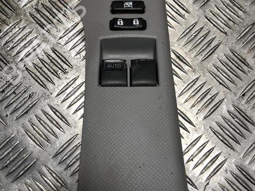 Used Left front window switch TOYOTA YARIS (_P9_) 1.4 D-4D (NLP90_, NLP90R) (90 hp) 31201763