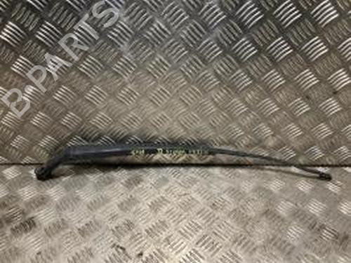 Used Front windshield wiper arm TOYOTA YARIS (_P9_) 1.4 D-4D (NLP90_, NLP90R) (90 hp) 30703087