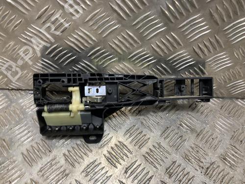 front-left-exterior-door-handle-renault-megane-iv-hatchback-b9amn_-2015-34415675 main image